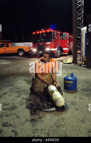 Les pompiers du service de pompiers volontaires d'Occidental de lutte contre la pratique d'une camionnette pendant un exercice incendie Occidental en Californie Banque D'Images