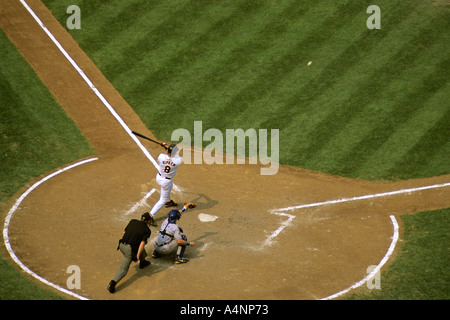 L'homme de fer Cal Ripken Des Orioles de Baltimore frappe la balle au cours de sa dernière saison en août 2001 Banque D'Images