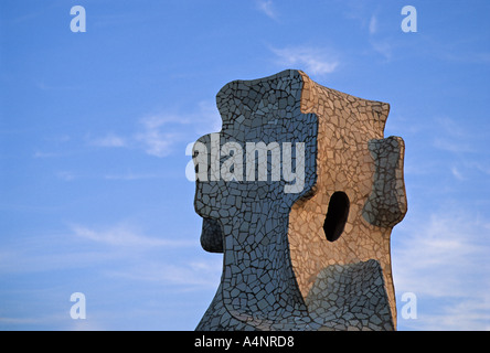 Antoni Gaudi Casa Milà La Pedrera Barcelone Espagne. Sol carrelé ornement haut de l'une des six sorties d'escalier donnant sur la terrasse du toit. Banque D'Images