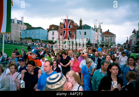 La foule de quitter Windsor après le mariage du Prince Edward et Sophie Rhys-Jones 1999 Angleterre Berkshire Banque D'Images