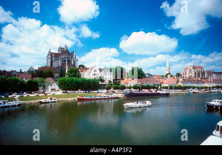 Auxerre sur la rivière l'Yonne et la cathédrale gothique de St Etienne France Banque D'Images