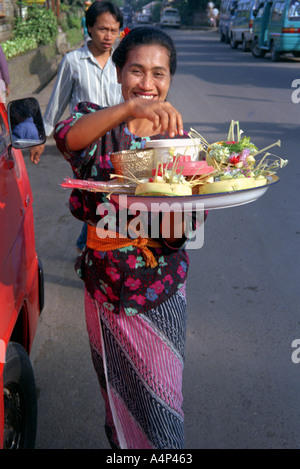 Femme balinaise avec offrant à Ubud Bali Indonésie Banque D'Images