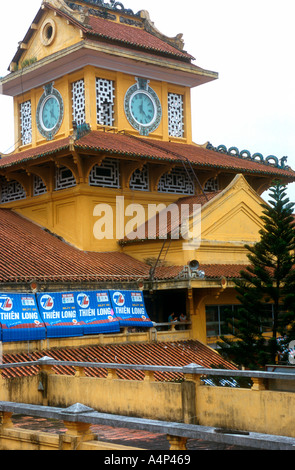 L'horloge du marché Binh Tay Ho Chi Minh City Vietnam Banque D'Images