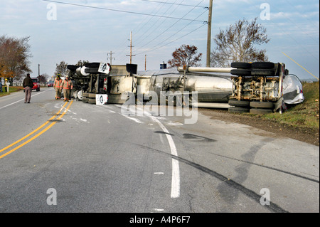 Semi remorque de tracteur se renverse pouvant provoquer un accident avec blessure Banque D'Images