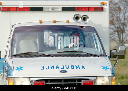 Semi remorque de tracteur se renverse pouvant provoquer un accident avec blessure Banque D'Images