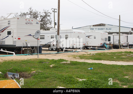 Les remorques de la Federal Emergency Management Agency et les remorques privées fournissent un logement temporaire aux résidents, nettoient et reconstruisent les travailleurs de point Cadet à Biloxi Mississippi six mois après la destruction de la côte du golfe du Mississippi par l'ouragan Katrina Banque D'Images