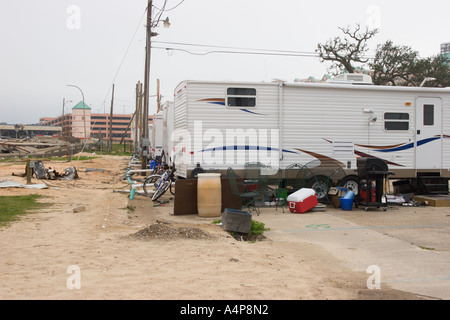 Les remorques de la Federal Emergency Management Agency et les remorques privées fournissent un logement temporaire aux résidents, nettoient et reconstruisent les travailleurs de point Cadet à Biloxi Mississippi six mois après la destruction de la côte du golfe du Mississippi par l'ouragan Katrina Banque D'Images