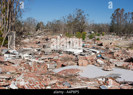 Des tas de briques et de béton sont tout ce qui reste de cette structure dans Gulfport au Mississippi six mois après l'ouragan Katrina