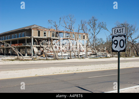 Les immeubles d'appartements et de condominiums à plusieurs niveaux construits sur des pieux de béton solide le long de la plage et de l'autoroute 90 à Gulfport Mississippi sont détruits par l'ouragan Katrina Banque D'Images