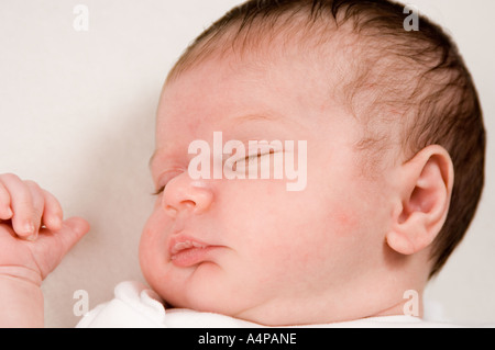 Bébé de 4 semaines à dormir Banque D'Images