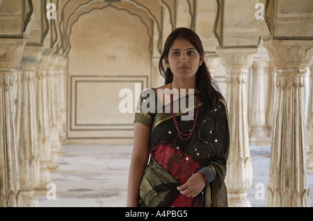 Femme portant un sari au Fort Amber à Jaipur en Inde Banque D'Images