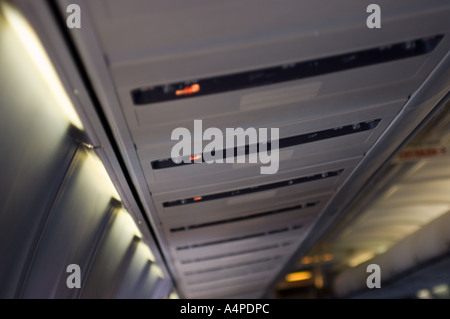 Casiers de rangement frais généraux dans un avion Banque D'Images