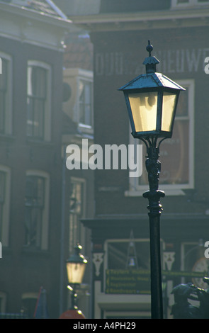 Lampadaires fer Vintage sur un coin de la place principale (Grote Markt) médiévale à Haarlem aux Pays-Bas. Retour de la lumière dans le brouillard brumeux. Banque D'Images