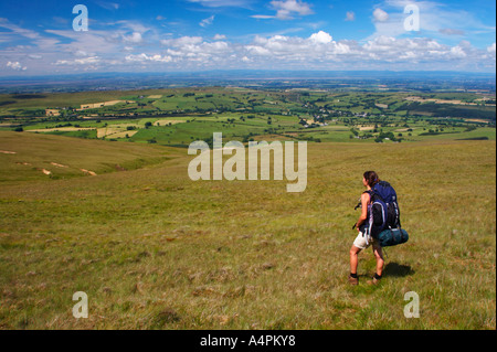 L'Angleterre, Cumbria, Parc National de Lake District. Les randonneurs d'un bénéficie d'une pause admirant le paysage visible depuis les pentes de High Peak Banque D'Images