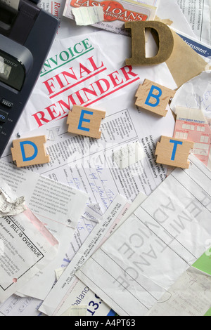 Factures, factures, rappels, la dette et la demande légale calculatrice sur 24 avec des lettres en bois de la dette de l'orthographe. Banque D'Images