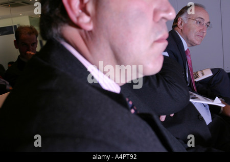 Michael Howard, puis chef du parti conservateur, et conseillers au bureau central du Parti conservateur, Londres, Royaume-Uni. L'année 2003. Banque D'Images