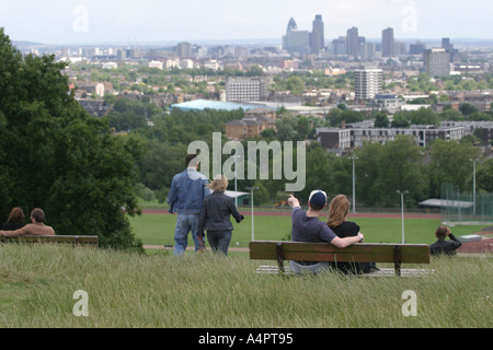 Un couple profitez de la vue sur la Colline du Parlement de Londres, Londres, Royaume-Uni. Banque D'Images