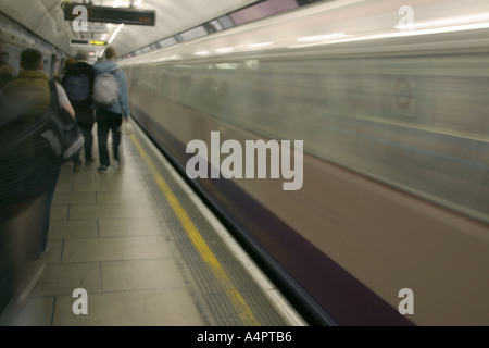 Un train part de la gare d'une plate-forme sur le Tube, Londres, Royaume-Uni. Banque D'Images