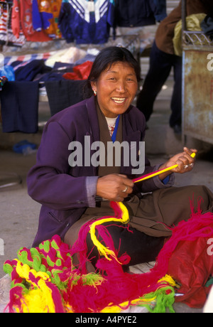 1, l'un, femme tibétaine, tibétaine, femme, habillement, stalle, marché en plein-air, Tsedang, Tibet, région autonome du Tibet, Chine, Asie Banque D'Images