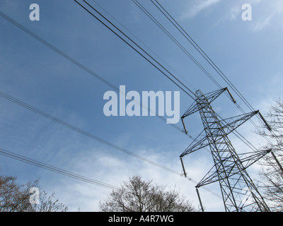 Pylônes transportant l'électricité à travers le pays UK Banque D'Images