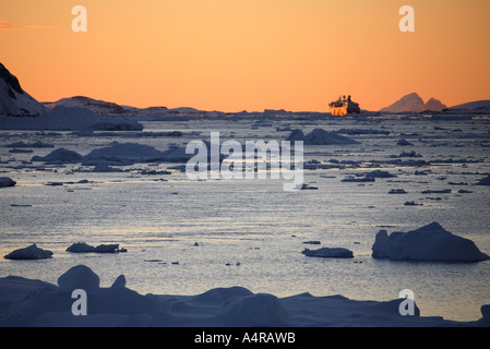 Ship Navigation dans la glace de mer dans le canal de Lamairé en Antarctique Banque D'Images