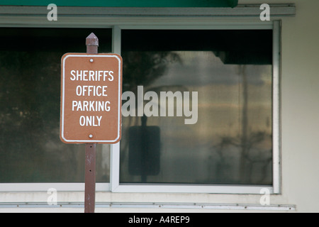 Bureau du shérif parking only traffic sign rectangle marron informations inscription droit Limitation de sécurité de la police-contexte Banque D'Images