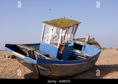 Vue arrière du bateau de pêche abandonnés sur la plage de galets en décomposition à Dungeness, dans le Kent. Banque D'Images