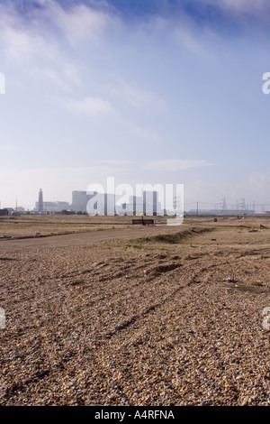 Centrale nucléaire de Dungeness vu dans la distance entre la pointe de bardeaux Banque D'Images