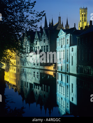 Vue de la nuit de vieux bâtiments du canal et l'église à Bruges (Brugge) Belgium. Banque D'Images