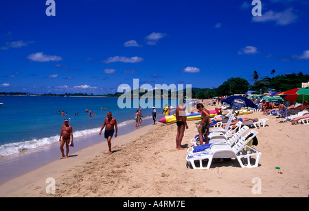 Les gens en train de bronzer sur la plage de Reduit à Rodney Bay St Lucia Banque D'Images