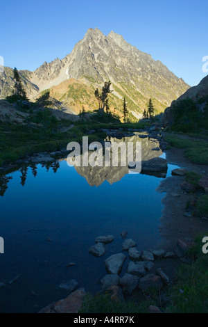 Mount Stuart reflète dans l'eau toujours au coucher du soleil Cascades Central Washington USA Banque D'Images