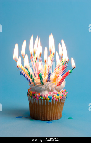 Birthday cupcake avec beaucoup de brûler des bougies Banque D'Images
