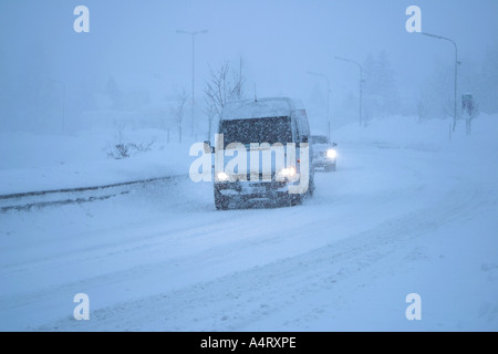 Vehicles travelling during blizzard. St Anton. Austria. Banque D'Images