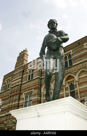 Statue à l'extérieur de la Rugby School de William Webb Ellis le garçon qui a inspiré le jeu de Rugby Football sur l'Étroite Banque D'Images