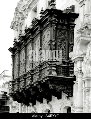 Pérou Lima colonial espagnol conservé balcon sur palais des Archevêques Plaza de Armas noir&blanc vertical Banque D'Images