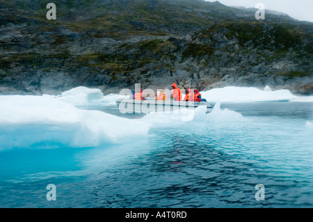 Les passagers d'un bateau ouvert, Strandparken Fjord, Est du Groenland Banque D'Images