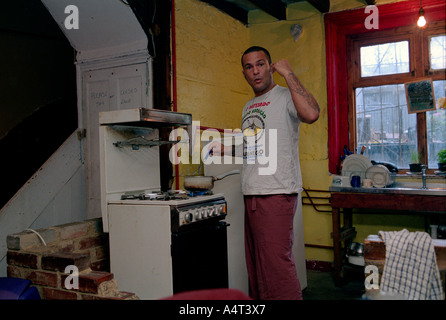Résident de longue durée repas cuisine à St Agnes Lieu Squat dans Kennington Londres .