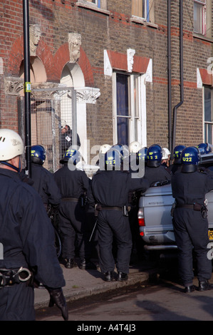 La police anti-émeute et les huissiers d'expulser les squatters dans 21 maisons de St Agnes Lieu Kennington le sud de Londres après 30 ans accroupis Banque D'Images