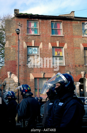 La police anti-émeute et les huissiers d'expulser les squatters dans 21 maisons de St Agnes Lieu Kennington le sud de Londres après 30 ans accroupis Banque D'Images