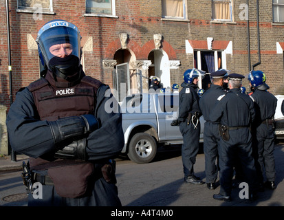 La police anti-émeute et les huissiers d'expulser les squatters dans 21 maisons de St Agnes Lieu Kennington le sud de Londres après 30 ans accroupis Banque D'Images