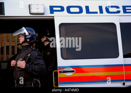 La police anti-émeute et les huissiers de justice d'expulsion 21 maisons squatté pendant 30 ans à St Agnes Lieu Kennington le sud de Londres Banque D'Images