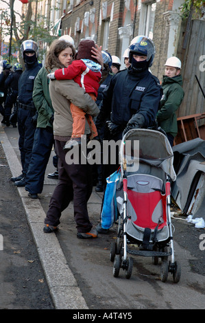 Après 30 ans, la police anti-émeute et les huissiers d'expulser les squatters de 21 maisons, 2 Place du sud de Londres Kennington Banque D'Images