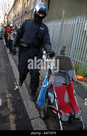 Après 30 ans, la police anti-émeute et les huissiers d'expulser les squatters de 21 maisons, 2 Place du sud de Londres Kennington Banque D'Images