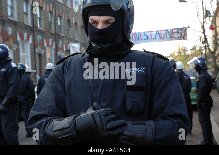 La police anti-émeute et les huissiers d'expulser les squatters dans 21 maisons de St Agnes Lieu Kennington le sud de Londres après 30 ans accroupis Banque D'Images