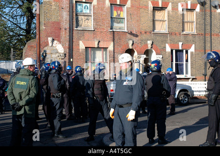 La police anti-émeute et les huissiers d'expulser les squatters dans 21 maisons de St Agnes Lieu Kennington le sud de Londres après 30 ans accroupis Banque D'Images