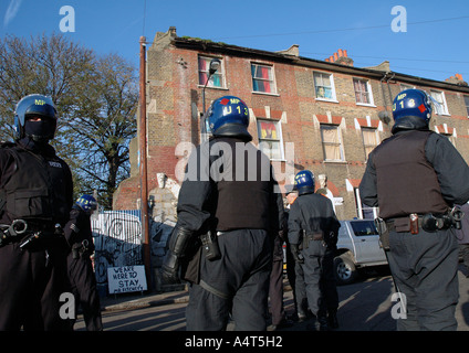 La police anti-émeute et les huissiers d'expulser les squatters dans 21 maisons de St Agnes Lieu Kennington le sud de Londres après 30 ans accroupis Banque D'Images