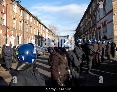 La police anti-émeute et les huissiers d'expulser les squatters dans 21 maisons de St Agnes Lieu Kennington le sud de Londres après 30 ans accroupis Banque D'Images