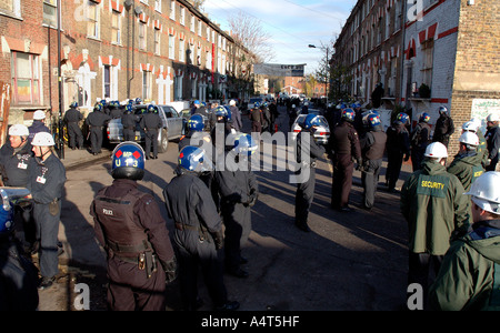 La police anti-émeute et les huissiers d'expulser les squatters dans 21 maisons de St Agnes Lieu Kennington le sud de Londres après 30 ans accroupis Banque D'Images