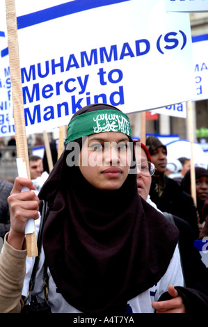 Femme musulmane et les enfants qui manifestaient dans le centre de Londres pour protester contre l'islamophobie et l'incitation à la haine raciale follo Banque D'Images