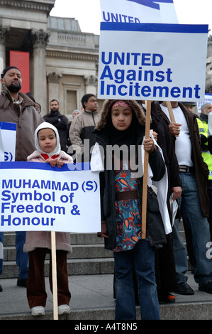 Femme musulmane et les enfants qui manifestaient dans le centre de Londres pour protester contre l'islamophobie et l'incitation à la haine raciale follo Banque D'Images